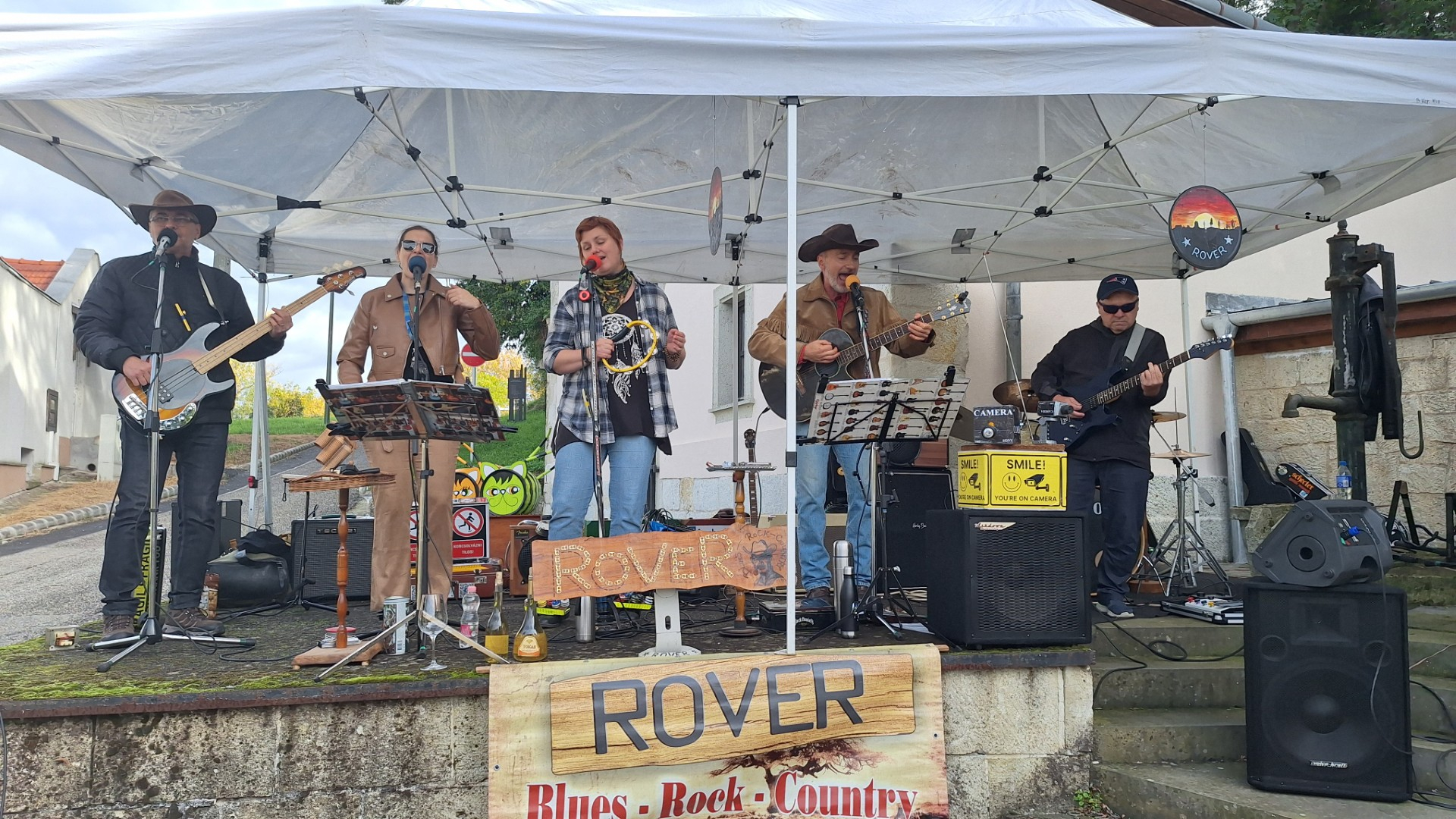 Visszat&eacute;r&eacute;s a Heny&eacute;re - Buli a ROVERrel